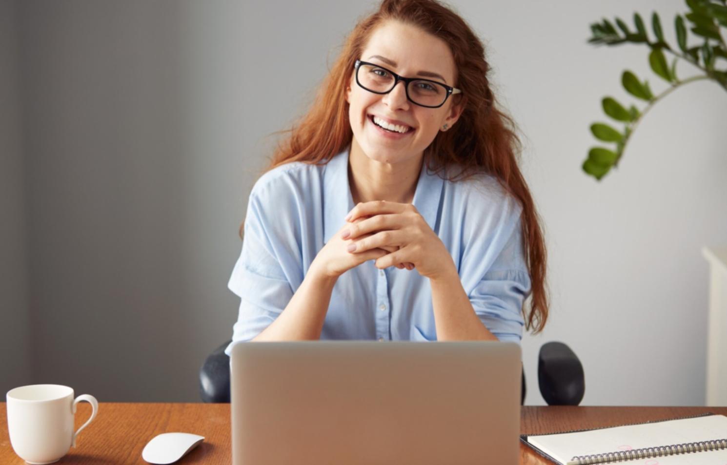 Familia planificando su futuro financiero con documentos y calculadora